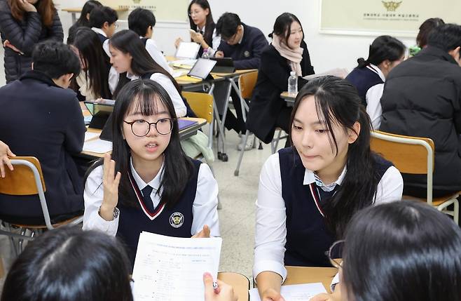 토론 중인 경북대사대부고 IB 과정 학생들 경북대사대부고 제공