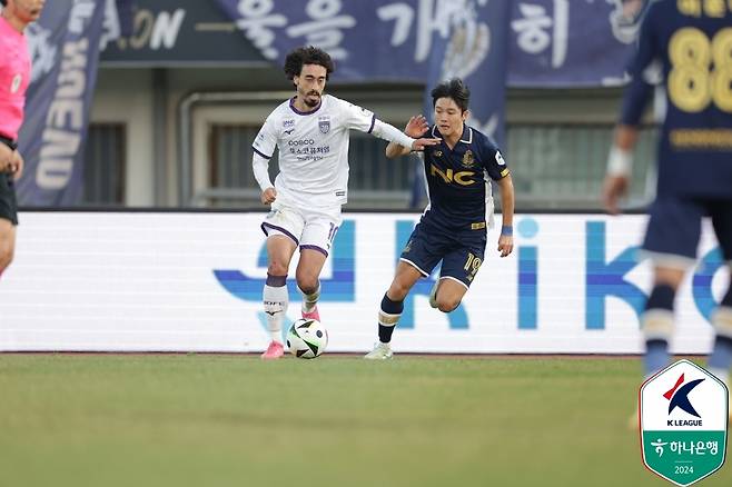 전남 발디비아와 이랜드 조영광의 경합 [한국프로축구연맹 제공. 재판매 및 DB 금지]