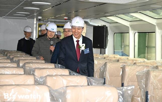 25일 경남 사천 은성중공업 공장을 찾은 오세훈 서울시장이 건조 중인 한강버스에 탑승해 내부를 둘러보고 있다./사진=서울시 제공