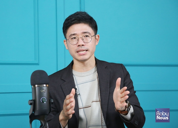 베이비뉴스는 11월 맘스클래스 부모4.0에 원민우 광주여자대학교 언어치료학 교수를 초빙해 '우리 아이 언어발달 상담소_0~5세 언어 발달 무엇이든 물어보세요'를 진행했다. 원민우 교수는 최근 신간 「내 아이 언어 발달의 모든 것」(출판사 시월)을 펴냈다. 소장섭 기자 ⓒ베이비뉴스