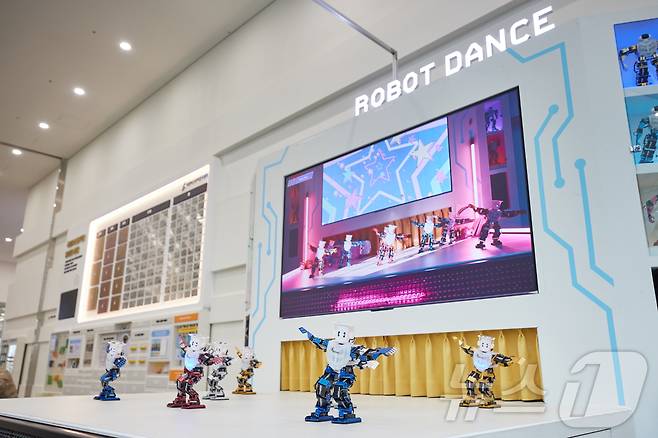 국립부산과학관에서 로봇이 댄스 공연을 선보이고 있다(국립부산과학관 제공)
