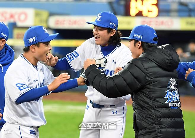 삼성 구자욱(가운데)가 25일 대구 삼성라이온즈파크에서 열린 2024 KBO리그 KIA와의 한국시리즈 3차전에서 부상으로 출전을 하지 못하는 가운데 5회초 2사 1-2루 상황에서 KIA 최원준의 타구를 호수비로 잡아낸 좌익수 김헌곤을 응원하고 있다. 사진 | 박진업 기자 upandup@sportsseoul.com