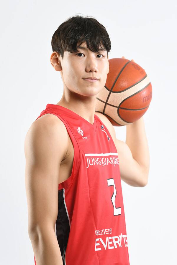 홍대부속 고등학교 3학년으로 정관장에 입단한 박정웅. 사진┃KBL