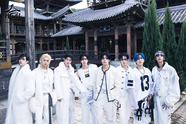 스트레이 키즈가 오는 12월 13일 발매하는 신보 '合 (HOP)' 티저 이미지를 공개했다. /JYP엔터