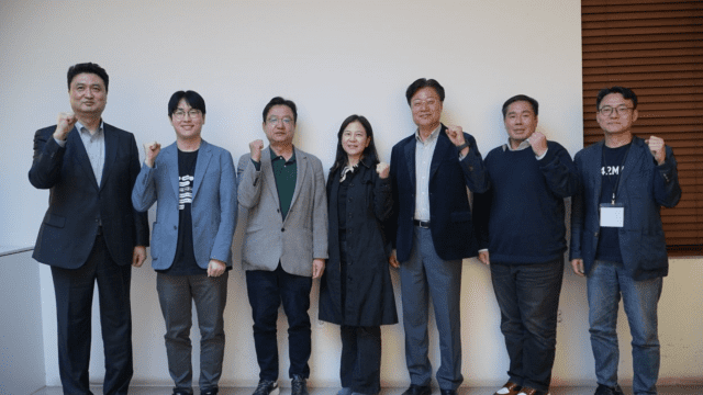 (왼쪽부터) 서울대 김상배 교수, 네이버클라우드 하정우 센터장, 고려대 이성엽 교수, 카이스트 오혜연 교수, 소프트웨어정책연구소 김형철 소장, 디지털플랫폼정보위원회 이승현 국장, 포티투마루 김동환 대표.