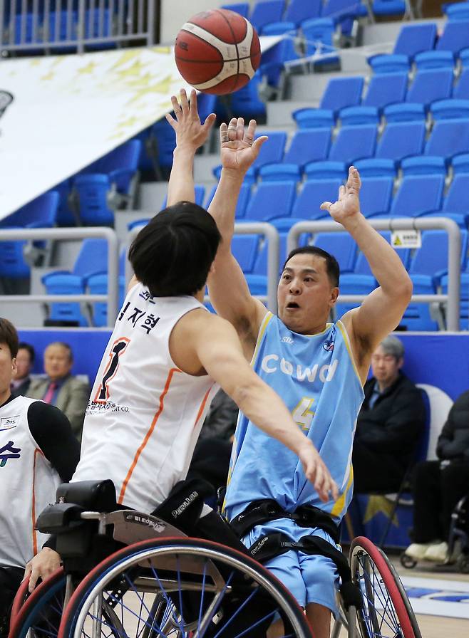 코웨이 블루휠스의 김호용이 24일 경기 광주시민체육관에서 열린 2024 휠체어농구리그 챔피언결정 3차전에서 슈팅을 시도하고 있다. /한국휠체어농구연맹