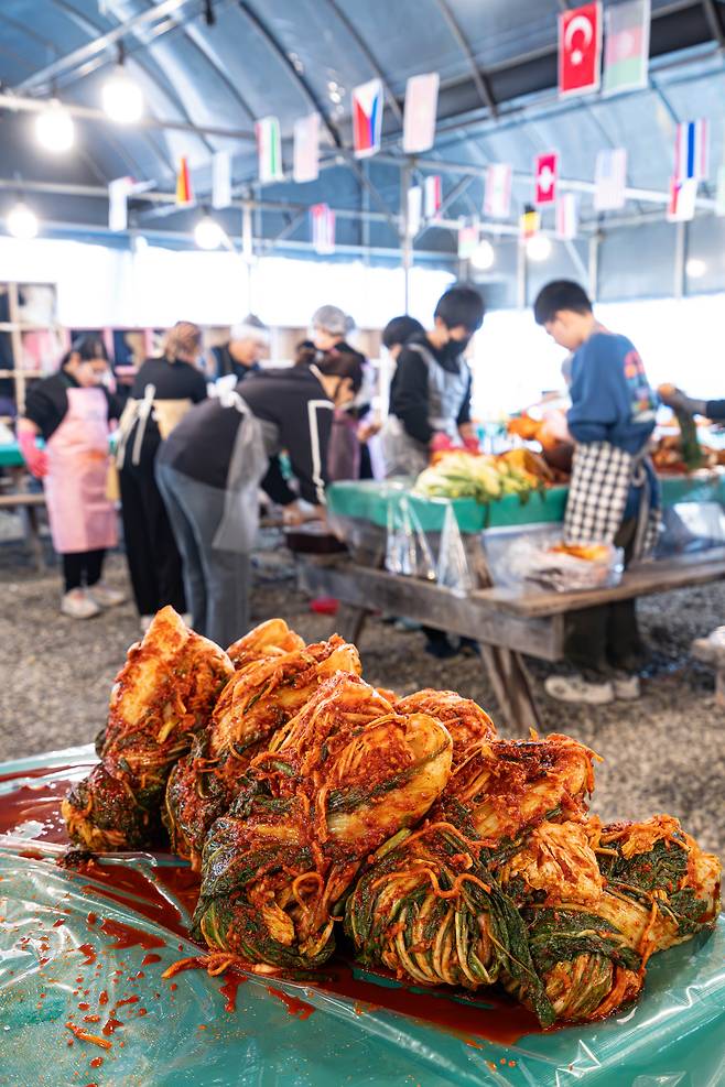 지난 15일 현장 체험 학습을 위해 '큰삼촌농촌체험마을'을 찾은 청소년들이 김장 체험을 하고 있다. 김장 체험장은 농촌 공동체 문화인 품앗이와 두레를 잠시나마 경험해볼 수 있는 곳이기도 하다. / 임화승 영상미디어 기자