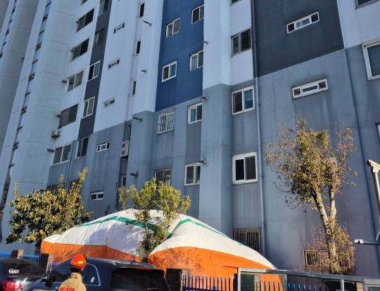 논산소방서는 지난 24일 오후 2시경 논산시 연무읍 소재의 한 아파트 옥상에서 투신한 20대 남성 A 씨를 극적으로 구조했다고 밝혔다. 논산소방서 제공