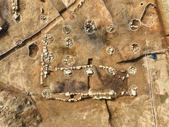 서천여고 운동장 발굴현장에서 조선시대 건물지와 소형화포가 발견되어 학계의 주목을 받고 있다. 서천군 제공