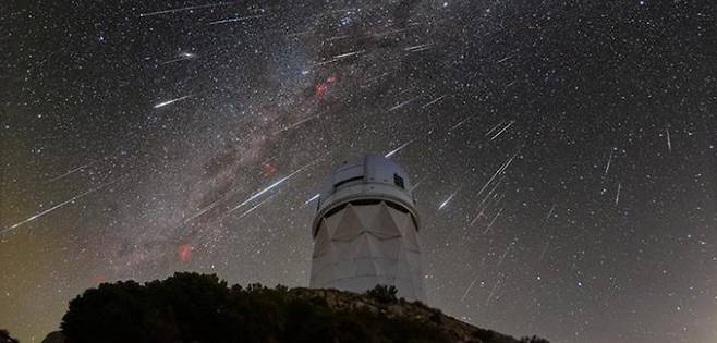 2023년 쌍둥이자리 유성우가 내린 기간에 미국 애리조나주 키트피크 국립천문대에서 메이올 망원경으로 하늘을 관측하는 장면. KPNO/NOIRLab/NSF/AURA/R. Sparks 제공