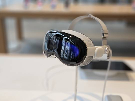서울 중구 애플스토어 명동에 전시된 애플 MR 헤드셋 '비전 프로' 기기. 김나인 기자