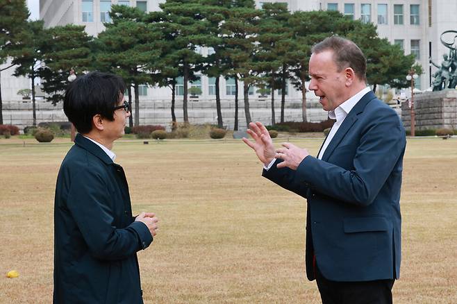 사회혁신가 제프 멀건 교수가 지난 15일 오전 서울 영등포구 국회 의원회관 앞에서 한겨레와 인터뷰 하고 있다. 정용일 선임기자 yongil@hani.co.kr