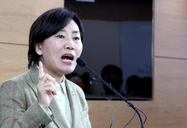 송미령 농림축산식품부 장관이 25일 오전 정부세종청사 농식품부 기자실에서 양곡관리법 개정안 등 농업 관련 4법에 대해 반대 의견을 밝히고 있다. 연합뉴스