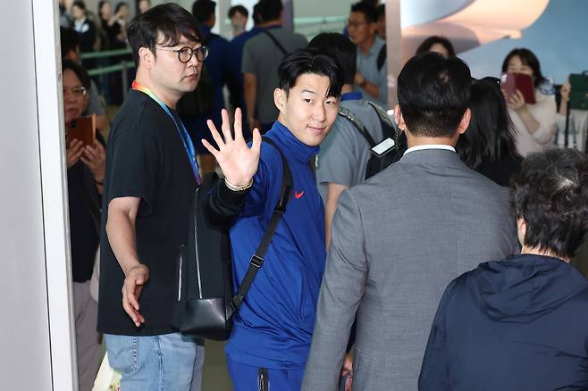 <yonhap photo-4111=""> 싱가포르로 출국하는 손흥민 (영종도=연합뉴스) 류영석 기자 = 2026 북중미 월드컵 아시아지역 2차 예선 싱가포르와의 원정 경기에 나서는 한국 축구 국가대표팀 주장 손흥민이 2일 오후 인천국제공항 제2여객터미널을 통해 출국하며 손을 흔들고 있다. 2024.6.2 ondol@yna.co.kr/2024-06-02 17:01:47/ <저작권자 ⓒ 1980-2024 ㈜연합뉴스. 무단 전재 재배포 금지, AI 학습 및 활용 금지></yonhap>