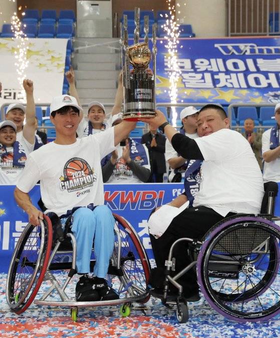 우승트로피를 들어올리는 코웨이 블루휠스 곽준성(왼쪽)과 김영무 감독. 사진 한국휠체어농구연맹