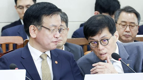 최상목 경제부총리 겸 기획재정부 장관과 이창용 한국은행 총재가 10월 29일 서울 여의도 국회에서 열린 기획재정위원회의 기획재정부 등 국정감사에서 대화하고 있다. 뉴시스