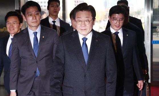 이재명 더불어민주당 대표가 25일 위증교사 혐의 1심 재판을 마치고 최고위원들과의 비공개 간담회를 위해 서울 여의도 국회로 들어오고 있다. 뉴스1