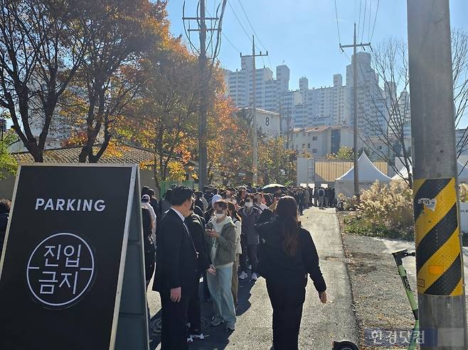 서울 노원구 월계동 '서울원 아이파크' 모델하우스에 들어가기 위해 길게 늘어선 예비 청약자들. 사진=이송렬 기자.