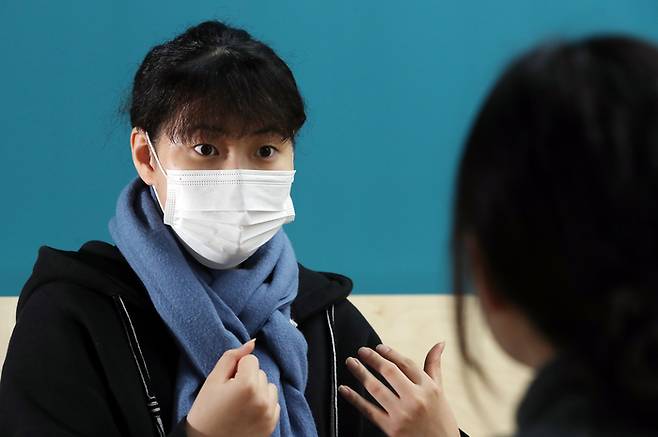 최현아 동덕여대 총학생회장이 24일 서울 정동 경향신문사에서 동덕여대 남여공학 전환 반대시위와 학생들에 대한 외부인의 신상털기 등과 관련해 인터뷰를 하고 있다. 서성일 선임기자