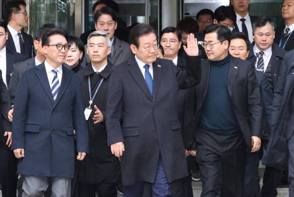 더불어민주당 이재명 대표가 25일 서울 서초구 서울중앙지법에서 열린 ‘위증교사’ 혐의 사건 1심 선고 공판에 출석한 뒤 취재진에게 입장을 밝히고 있다. 연합뉴스