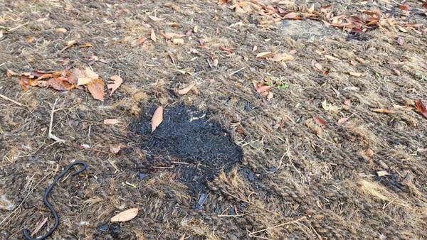 22일 인천 영종도 미단시티 3호 근린공원 야자매트가 취사 등으로 불에 타 있다. 장민재기자