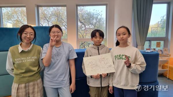 송덕중 1학년 현유민양과 같은 조 학생들이 지도를 들고 기념촬영을 하고 있다. 이나경기자