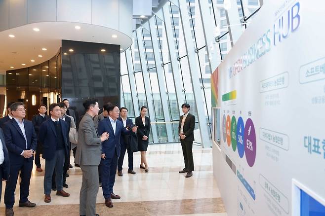 21일 서울 서대문구 스위스 그랜드호텔에서 진행된 '2024 NH오픈비즈니스데이'에 참석한 이석용(가운데) 농협은행장이 행사장 현장을 둘러보고 있다. /사진제공=NH농협은행
