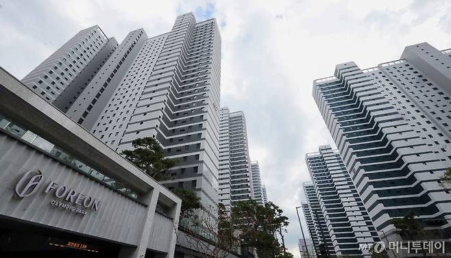 (서울=뉴스1) 김성진 기자 = 11월 둔촌주공아파트를 재건축한 올림픽파크포레온 입주가 시작되면서 서울 아파트 입주 물량이 6년 만에 최대 규모를 기록할 전망이다.  28일 직방 조사에 따르면 11월 서울 입주물량은 총 1만2784가구로 2018년 12월(1만3022가구) 이후 가장 많은 물량이 공급될 예정이다.  사진은 이날 오후 1만2천32가구의 서울 강동구 올림픽파크포레온 아파트 단지 모습. 2024.10.28/뉴스1  Copyright (C) 뉴스1. All rights reserved. 무단 전재 및 재배포,  AI학습 이용 금지. /사진=(서울=뉴스1) 김성진 기자