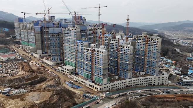 부동산 PF(프로젝트파이낸싱) 부실 사태로 그룹의 자금 지원을 받은 건설 계열사들이 유동성 위기의 고비를 넘기고 있다. 사진은 공정이 멈춘 지방의 한 아파트 공사현장으로 기사와는 무관. /사진=뉴시스