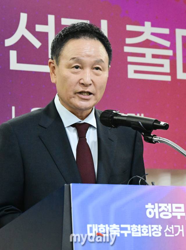 25일 오후 허정무 전 대전하나시티즌 재단이사장이 서울 올림픽파크텔에서 진행된 '대한축구협회장 선거 출마 기자회견'에서 출마 선언을 하고 있다. 축구협회장선거는 내년 1월 8일에 열린다./ 사진 = 송파구 곽경훈 기자