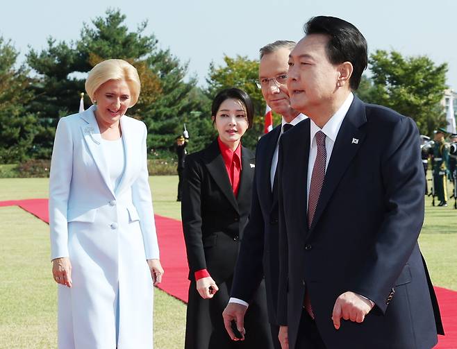 지난달 24일 서울 용산 대통령실 앞 잔디마당에서 열린 안제이 두다 폴란드 대통령 국빈 방한 공식 환영식에서 윤석열 대통령과 김건희 여사가 인사를 위해 이동하고 있다. [대통령실통신사진기자단]