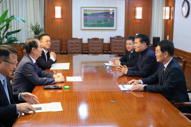 ▲22일 한덕수 국무총리가 권익현 부안군수를 비롯해 이원택 국회의원, 정성주 김제시장 등과 지역의 현안에 대한 건의를 받고 있다. ⓒ부안군
