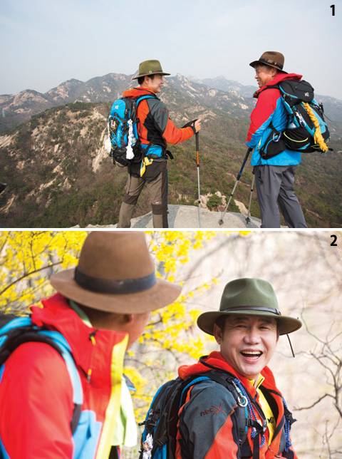 1 족두리봉 정상에서 북한산의 시원한 경치를 즐기는 두 사람. 2 개나리처럼 환하게 웃는 박상원씨.
