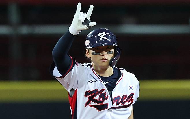 지난 14일(현지시간) 대만 타이베이시 톈무 야구장에서 열린 2024 WBSC 프리미어12 B조 예선 대한민국과 쿠바의 경기, 2회말 대한민국 공격 2사 만루 상황에서 김도영이 만루홈런을 친 뒤 홈을 향해 달리고 있다. 뉴스1
