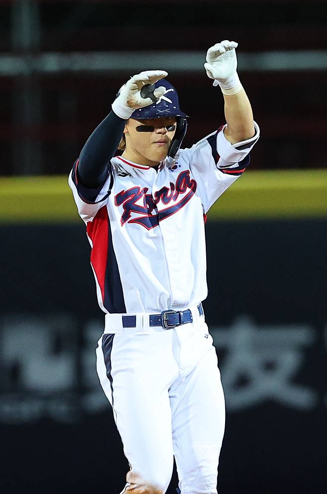 지난 14일 대만 타이베이 톈무야구장에서 열린 세계야구소프트볼연맹(WBSC) 프리미어12 2024 B조 조별리그 대한민국과 쿠바의 경기. 5회말 1사에서 2루타를 친 김도영이 아파트 세리머니를 하고 있다. 연합뉴스