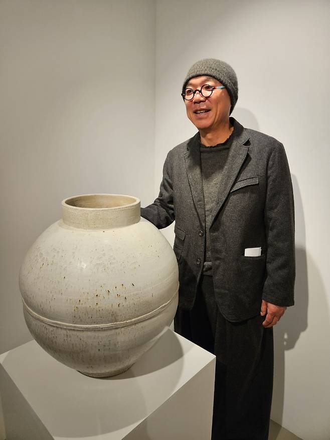 작가 이헌정은&nbsp;“21세기 달항아리에는 21세기 시대정신을 담아야 한다”고 말한다.