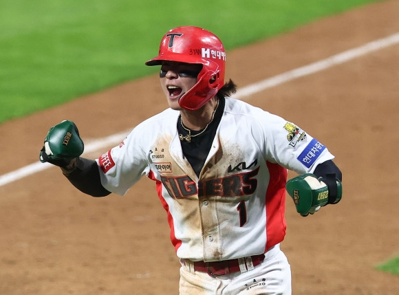 KIA 타이거즈 박찬호가 28일 광주 기아챔피언스필드에서 열린 2024 KBO 포스트시즌 한국시리즈 5차전 삼성 라이온즈와의 홈 경기에서 득점하고 있다. 광주 연합뉴스