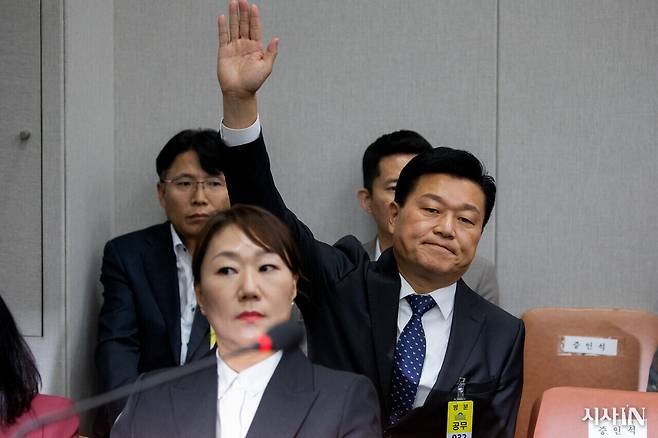 11월1일 국회 운영위원회 대통령비서실 등에 대한 국정감사에 증인으로 출석한 신용한 전 서원대 석좌교수가 손을 들고 있다. ⓒ시사IN 신선영