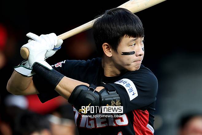 ▲ 올해 KIA의 통합 우승을 이끌었던 주전 유격수 박찬호는 2년 연속 KBO 수비상을 차지하는 기염을 토했다. 타격에서는 2년 연속 3할 타율을 기록하며 한층 성장한 모습을 보여줬다.&nbsp;ⓒ곽혜미 기자