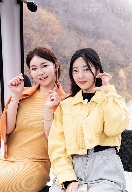 가리왕산 케이블카 안에서 가을을 만끽 중인 이선경·심보영 씨