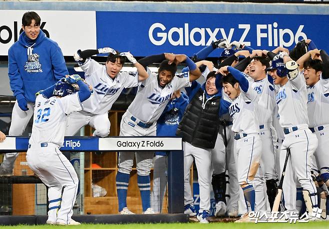 25일 오후 대구삼성라이온즈파크에서 열린 '2024 신한 SOL Bank KBO 한국시리즈' KIA 타이거즈와 삼성 라이온즈의 3차전 경기, 7회말 삼성 김헌곤이 솔로 홈런을 날린 후 세리머니를 하고 있다. 엑스포츠뉴스DB