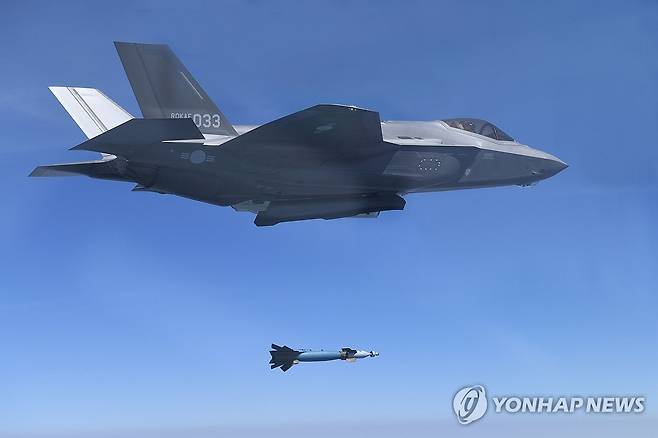 실사격 훈련하는 F-35A 전투기 [공군 제공. 재판매 및 DB 금지] photo@yna.co.kr