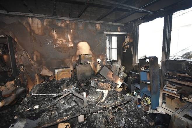 불에 탄 상가 내부 [대전동부소방서 제공. 재판매 및 DB 금지]