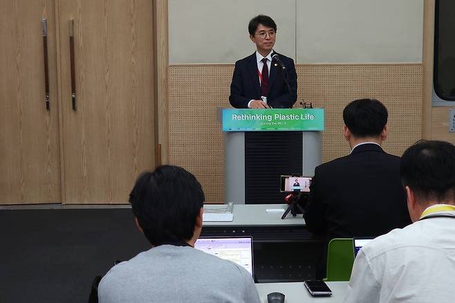 답변하는 김완섭 환경부 장관 (부산=연합뉴스) 이재영 기자 = 김완섭 환경부 장관이 25일 부산 벡스코에서 진행된 플라스틱 오염 종식 국제협약 관련 기자간담회에서 답변하고 있다. 2024.11.25 jylee24@yna.co.kr