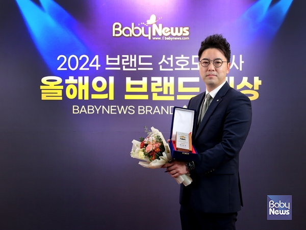 허민 유한양행(엘레나) 온라인마케팅팀장이 2024 브랜드 선호도조사 올해의 브랜드 대상 시상식에서 여성 유산균 부문 상패를 전달받고 기념촬영을 하고 있다. 이효상 기자 ⓒ베이비뉴스