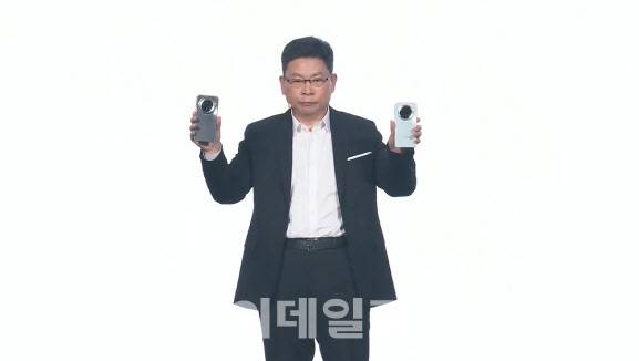리처드 유 화웨이 소비자사업부문 대표가 26일 자체 기술로 만든 스마트폰 ‘메이트70’을 소개하고 있다(사진=화웨이 라이브 갈무리)