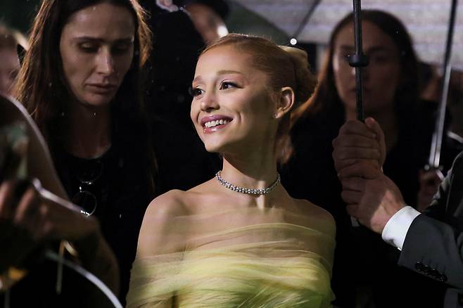 지난 18일(현지시간) 영국 런던에서 열린 영화 ‘위키드’ 시사회에서 출연진 아리아나 그란데가 시사회에 참석하고 있다. 런던 | 연합뉴스