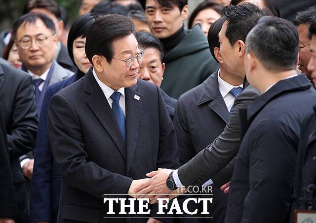 '1심 무죄'로 한숨 돌린 이재명 더불어민주당 대표가 26일 민생을 전면에 내세웠다. 이재명 더불어민주당 대표가 지난 25일 오후 서울 서초구 서울중앙지법에서 열린 위증교사 혐의 1심 선고 재판에 출석하며 동료의원들과 악수를 하고 있다. /사진공동취재단