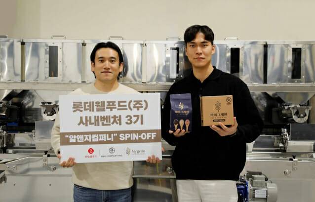 롯데웰푸드 사내벤처 3기로 분사한 안동광 알앤지컴퍼니 대표(오른쪽)과 롯데웰푸드 박민규 경영기획팀 책임. (제공=롯데웰푸드)