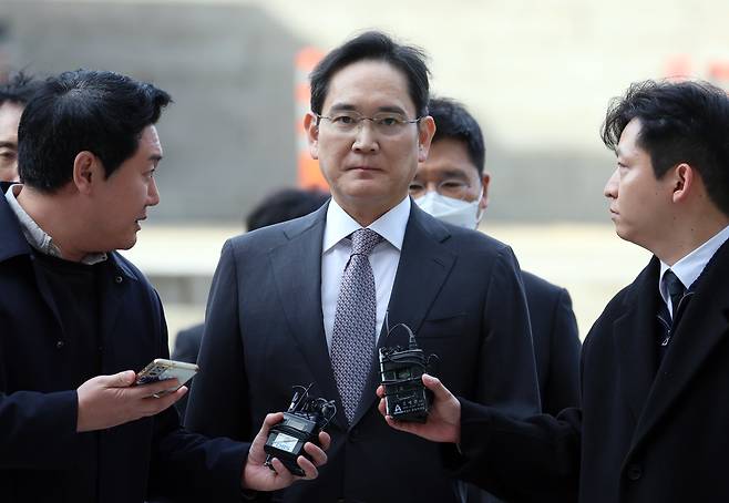이재용 삼성전자 회장이 25일 서울 서초구 서울중앙지방법원에서 열린 '경영권 불법 승계' 의혹 자본시장과금융투자업에관한법률위반등 2심 공판에 출석하고 있다./뉴스1